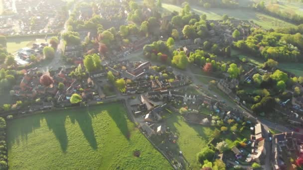 Vlucht boven de groene velden — Stockvideo