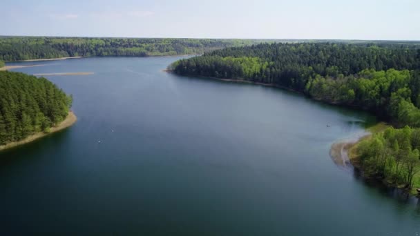 Letecký pohled na krásné jezero — Stock video