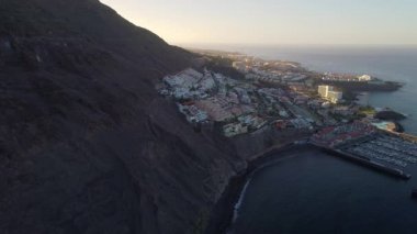 Tenerife şehir Los Gigantes üzerinde uçuş