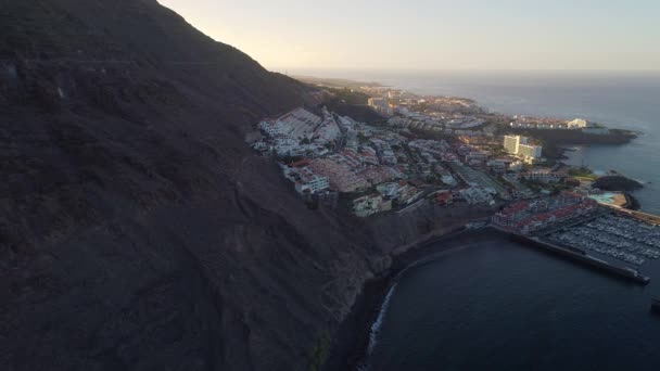 Flug über die gigantische Stadt auf Teneriffa — Stockvideo