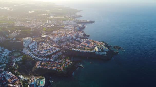 Vol au-dessus de la ville de Los Gigantes à Tenerife — Video