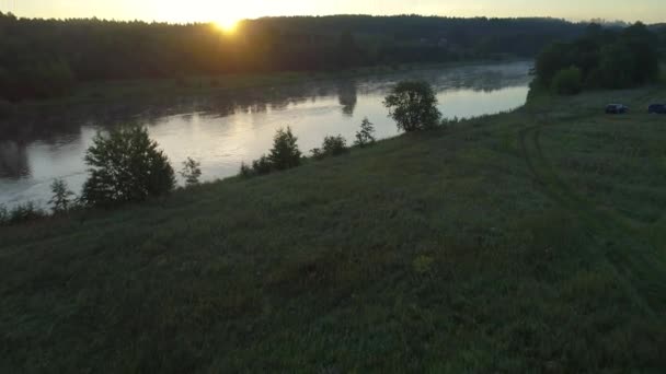 paysage aérien de la rivière dans les prairies verdoyantes 