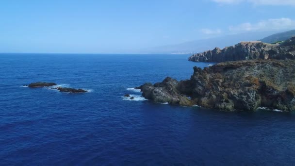 Voo sobre a costa em Tenerife — Vídeo de Stock