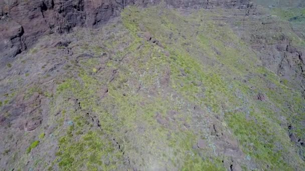 Drone vlucht over hoge bergen — Stockvideo