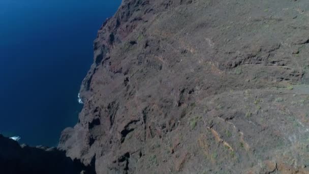 Voo de drone sobre altas montanhas — Vídeo de Stock