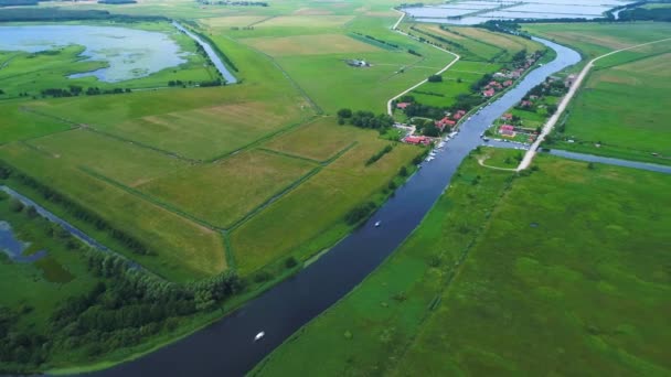 Політ над річкою на луках — стокове відео