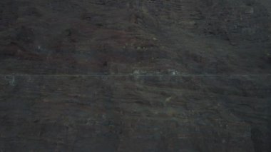 Los gigantes Dağların üzerinden uçuş