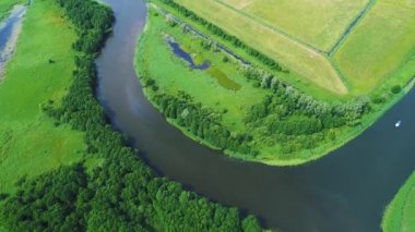 Nehirde çayırlar üzerinde uçuş