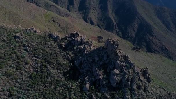 Політ безпілотника над високими горами — стокове відео