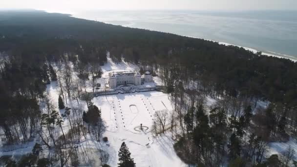 Flug über großes altes Herrenhaus im Winter — Stockvideo