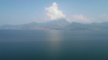 Garda Gölü Kuzey İtalya üzerinden uçuş