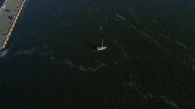 Deniz sahilinde teknenin havadan görünümü