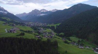 Orman dağlarında üzerinde uçuş