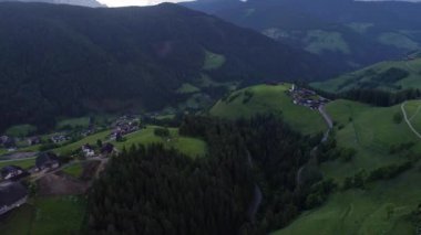 Orman dağlarında üzerinde uçuş