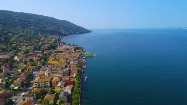 Flug über den Gardasee in Norditalien — Stockvideo