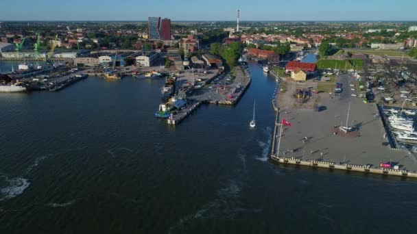 Політ над міським портом — стокове відео