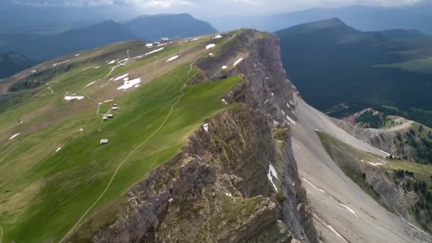 Vista aerea delle montagne paesaggio vicino al punto di vista Seceda — Video Stock