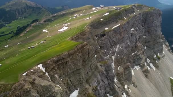 Vista aérea del paisaje de las montañas cerca del punto de vista de Seceda — Vídeos de Stock