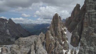 İtalya Dolomites dağlarının havadan görünümü