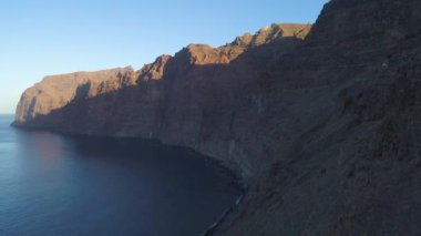 Los gigantes Dağların üzerinden uçuş