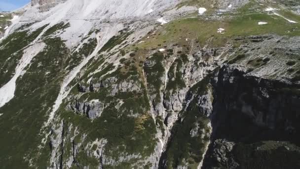 Вид с воздуха на горы Доломиты в Италии — стоковое видео