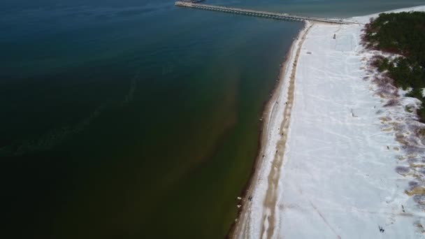 Політ над берегом моря взимку — стокове відео