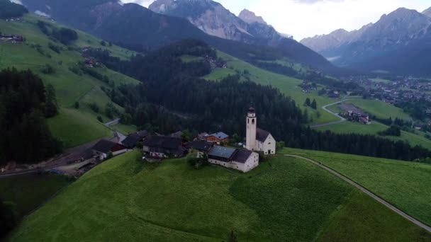 Volo sul villaggio in montagna — Video Stock