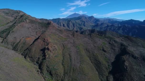 Vuelo de drones sobre altas montañas — Vídeo de stock