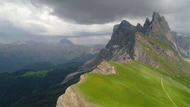 Vista aérea del paisaje de las montañas cerca del punto de vista de Seceda — Vídeo de stock