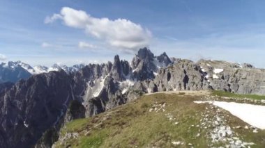 İtalya Dolomites dağlarının havadan görünümü