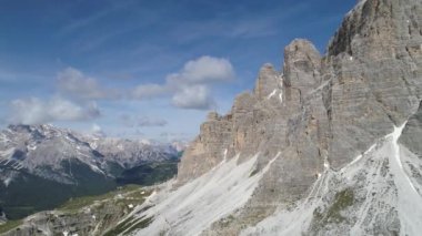 İtalya Dolomites dağlarının havadan görünümü