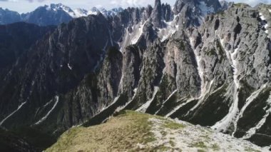 İtalya Dolomites dağlarının havadan görünümü