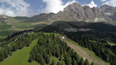 Orman dağlarında üzerinde uçuş