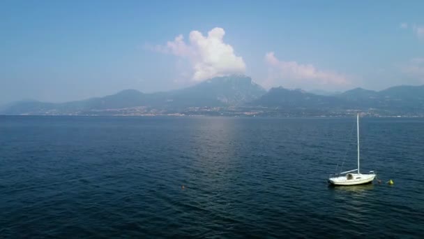 Πτήση Πάνω Από Την Γαλάζια Λίμνη Garda Στην Βόρειο Ιταλία — Αρχείο Βίντεο