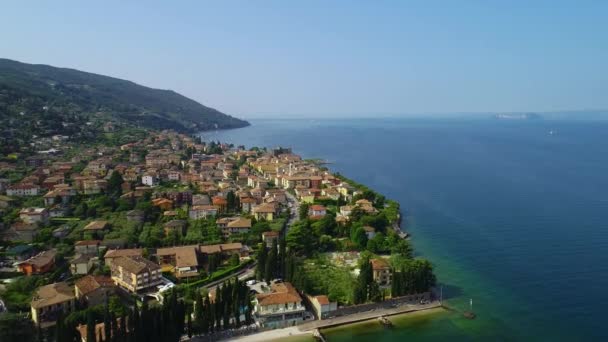 Flyg över Gardasjön i norra Italien — Stockvideo