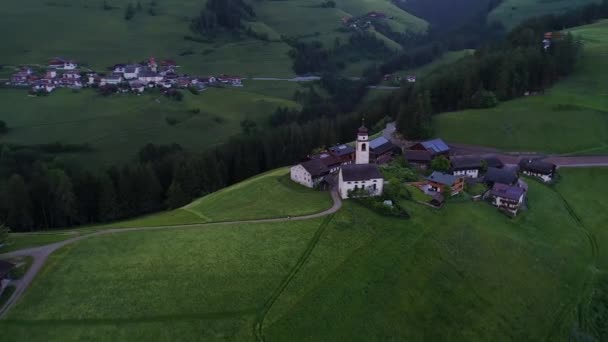 Repülés során a falu a hegyekben — Stock videók
