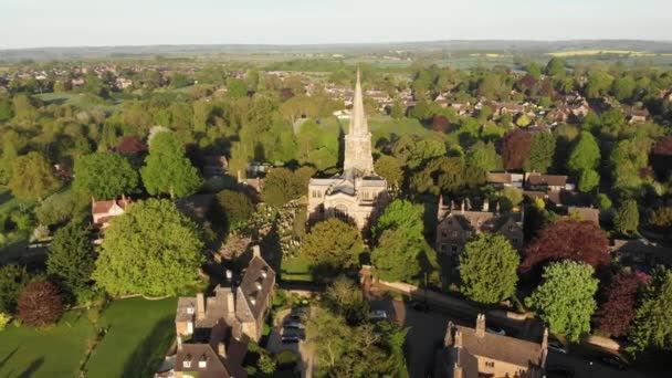 Vlucht boven de groene velden — Stockvideo