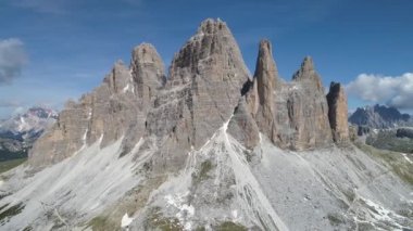 İtalya Dolomites dağlarının havadan görünümü