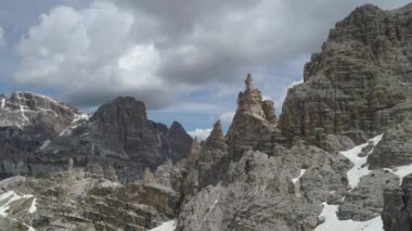 İtalya Dolomites dağlarının havadan görünümü