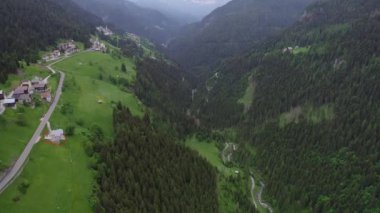 Orman dağlarında üzerinde uçuş