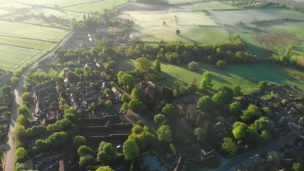 Vlucht boven de groene velden — Stockvideo