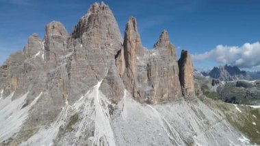 İtalya Dolomites dağlarının havadan görünümü