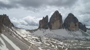 İtalya Dolomites dağlarının havadan görünümü