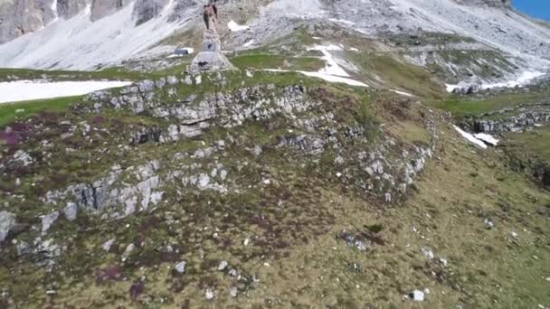 Vista aérea das montanhas das Dolomitas na Itália — Vídeo de Stock