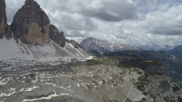 Vista aérea das montanhas das Dolomitas na Itália — Vídeo de Stock