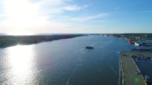 Vista aérea del barco en la orilla del mar — Vídeos de Stock