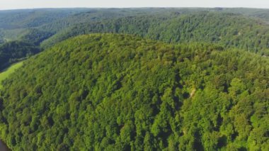 yeşil tepeler üzerinde uçuş