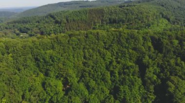 yeşil tepeler üzerinde uçuş