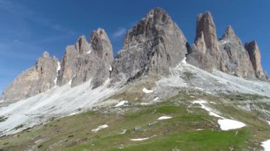 İtalya Dolomites dağlarının havadan görünümü