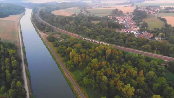 Morgenflug über dem Fluss — Stockvideo